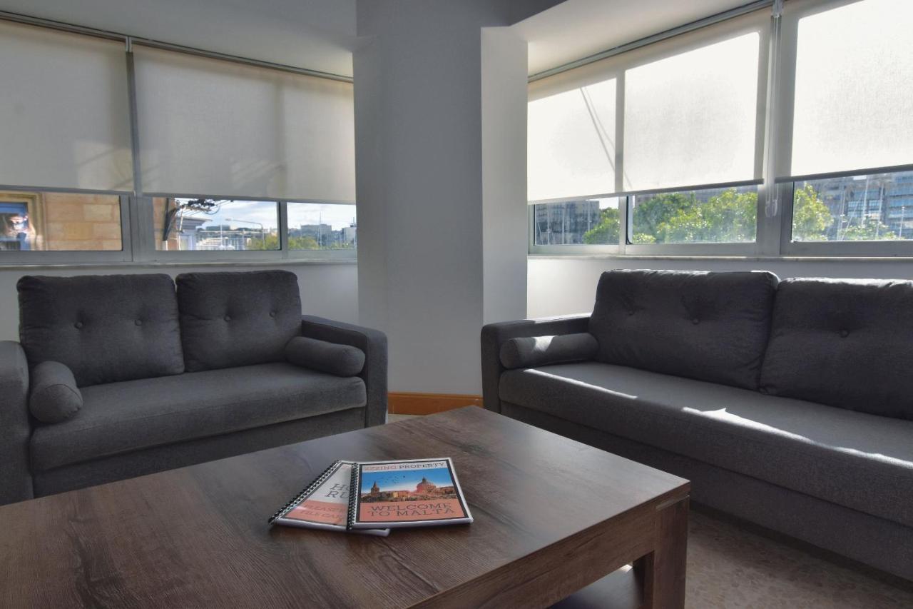 2 Bedroom, Central And Spacious Apartment With Sea View - 2 음시다 외부 사진